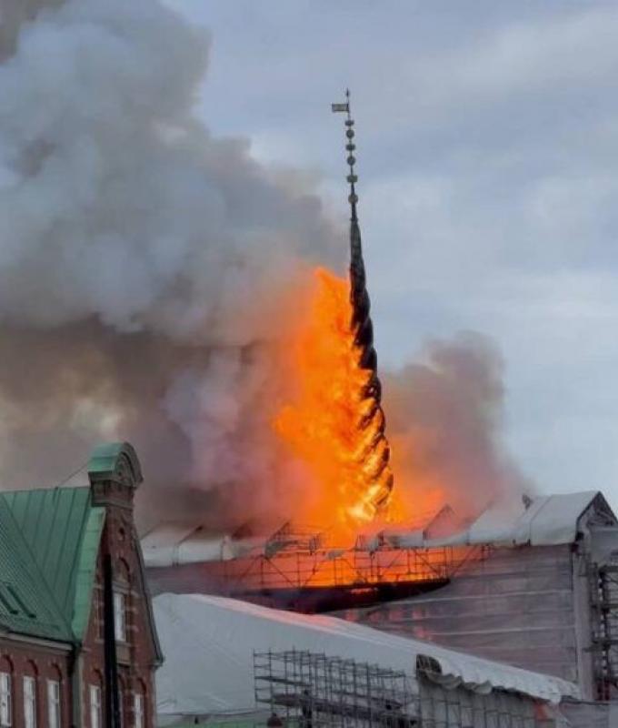 Copenaghen, incendio devasta la Borsa seicentesca, simbolo della città