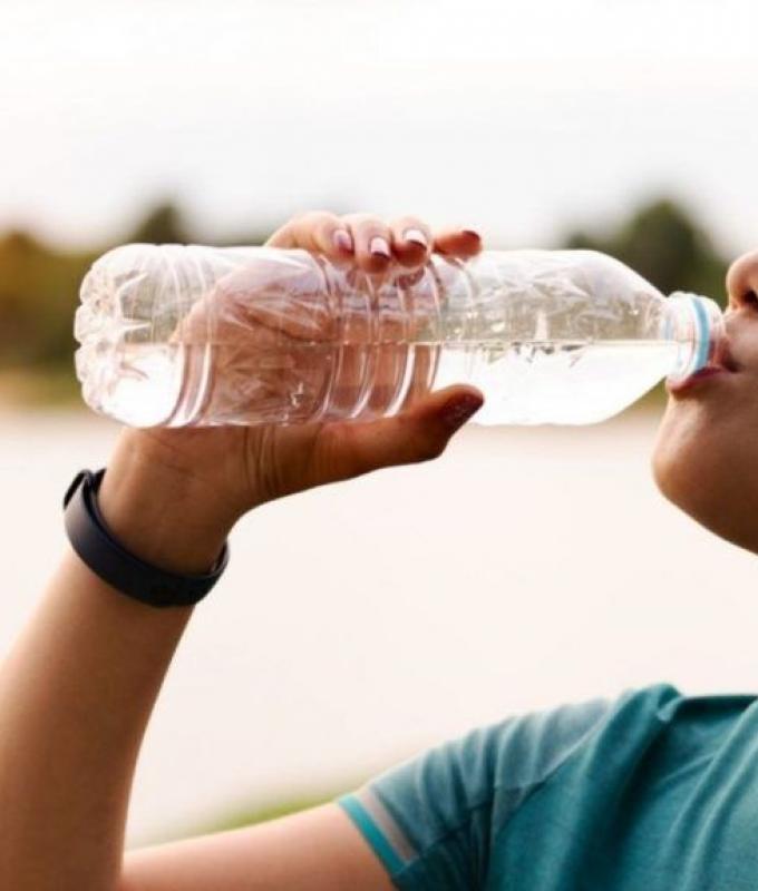 Quanti litri di acqua bere al giorno: ecco cosa consigliano gli esperti