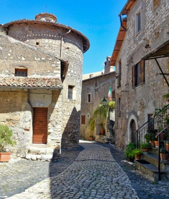 La perla medievale del Lazio si trova a pochi chilometri da Roma per un vero e proprio viaggio nel tempo – .