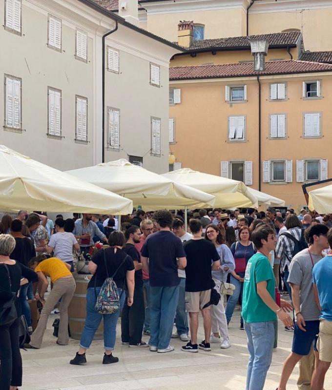 La festa dei vignaioli riempie la piazza, con un migliaio di partecipanti a Cormons • Il Goriziano – .