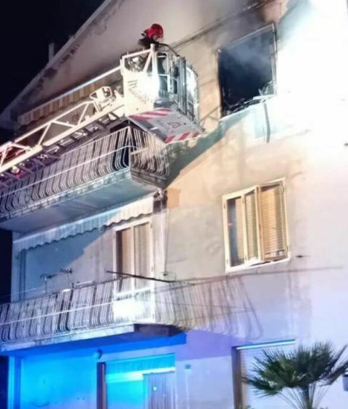 Castelfidardo, incendio in un edificio. Sono state evacuate tre persone che, assediate dal fuoco e dal fumo, si erano rifugiate nelle loro camere da letto – .