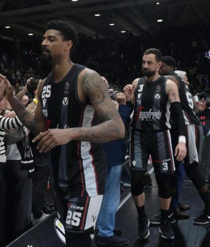 Basket, quarti play-off: la Virtus va 2-0 contro Tortona. Il Venezia si riscatta contro Reggio Emilia: 1-1 – .