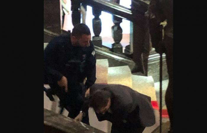 un poliziotto strattona un deputato che vuole salire le scale – .