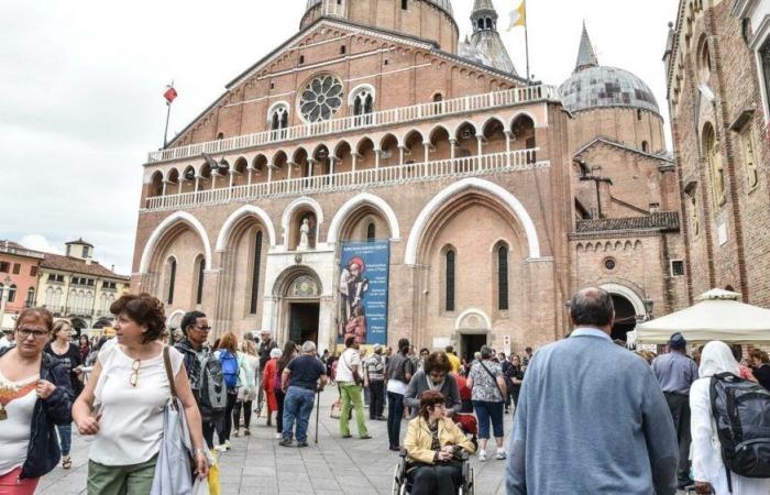 Sant’Antonio, 40mila pellegrini a Padova per la festa del santo patrono. Da tutta Italia in fila per entrare in Basilica – .