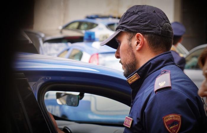 Tunisino, 24 anni, arrestato dalla Polizia di Stato come presunto autore di un episodio – Questura di Firenze – .