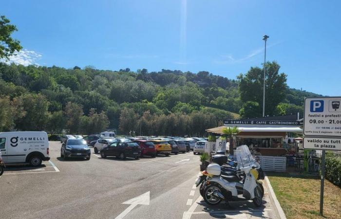 Pesaro, torna il parcheggio a pagamento a Baia Flaminia, ma resta il polo selvaggio degli scooter – .