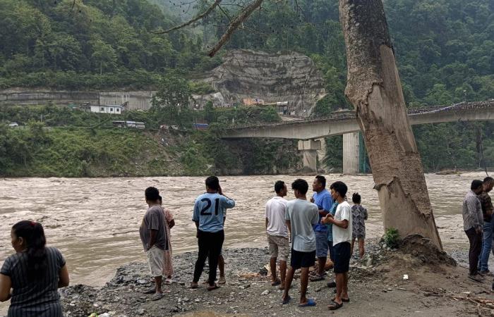 Inondazioni e frane in Himalaya, almeno 10 morti e 2.400 turisti bloccati.