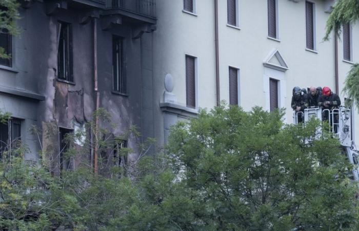 Incendio in un garage a Milano, madre, padre e figlio uccisi in un appartamento. «Le fiamme sono partite da un’auto in riparazione» – .