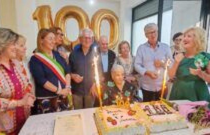 Il sindaco Bruno festeggia il centenario di Vincenza Carnicella – Comune di Andria – .