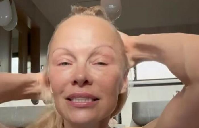 Pamela Anderson si mostra completamente senza trucco mentre fa la sua routine mattutina – Gossip.it – .