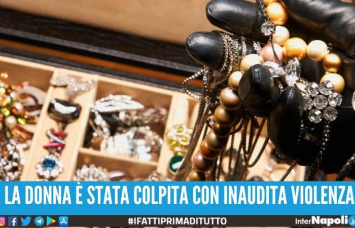 Rubano i gioielli d’oro e picchiano i proprietari della casa a Napoli: c’è l’arresto
