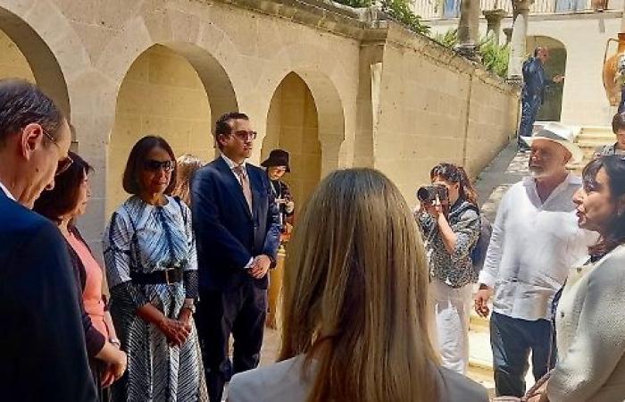 I signori e le signore del G7 stregati da Grottaglie. Foto e video – .