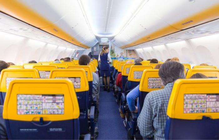 Volo Ryanair in overbooking, la maxi-offerta proposta a un passeggero per scendere dall’aereo – .