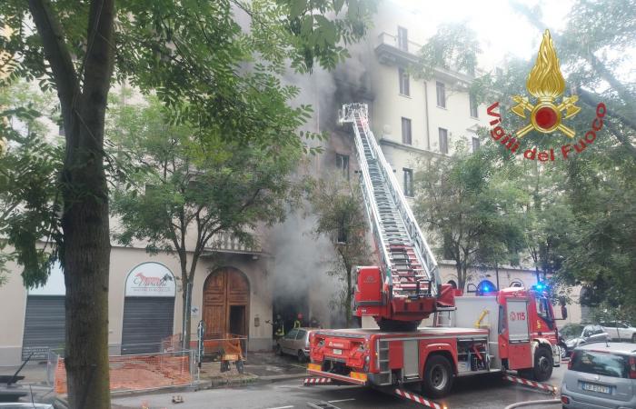 Perché l’incendio in un garage di Milano è arrivato in brevissimo tempo al terzo piano, uccidendo una famiglia – .