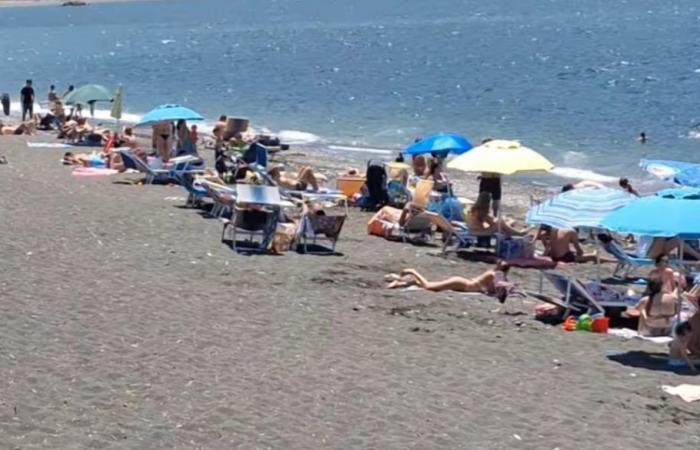 Castellammare, mare pulito e comincia la corsa alla spiaggia libera – Folla sulla spiaggia di via de Gasperi – .
