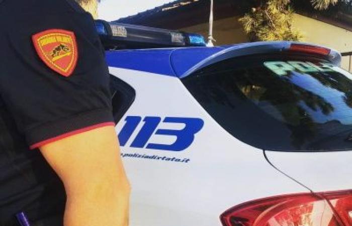 Intervento dell’auto della Polizia in Corso Garibaldi per musica ad alto volume – Questura di Ancona – .