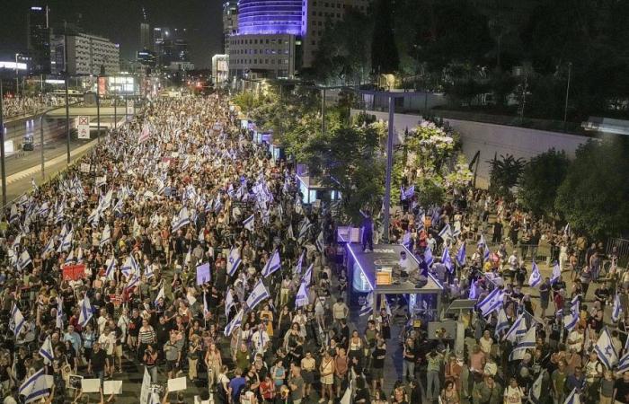 Migliaia di persone a Tel Aviv chiedono il rilascio degli ostaggi di Hamas.