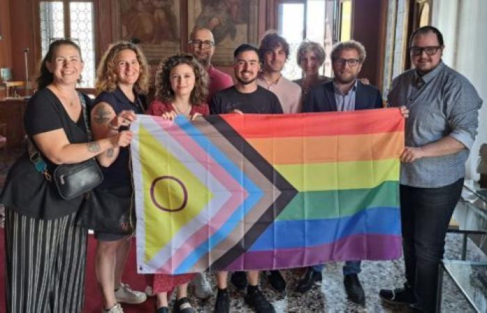 La bandiera LGBTQIA+ esposta a Palazzo Trissino in occasione del Pride Month – .