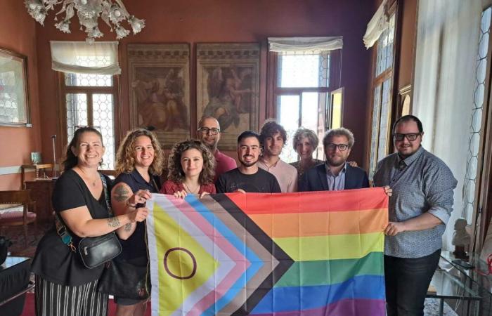 VICENZA – La bandiera LGBTQIA+ sventola a Palazzo Trissino per il Pride Month – .