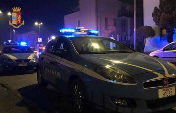 si scaglia contro gli agenti e danneggia l’auto aziendale. Arrestato 45enne – Notizie Ancona-Osimo – CentroPagina – .