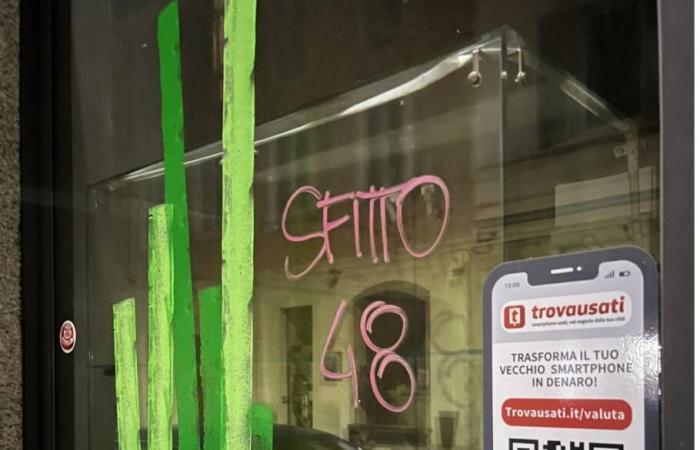 Raid notturno nei negozi sfitti a Monza: ecco chi è stato