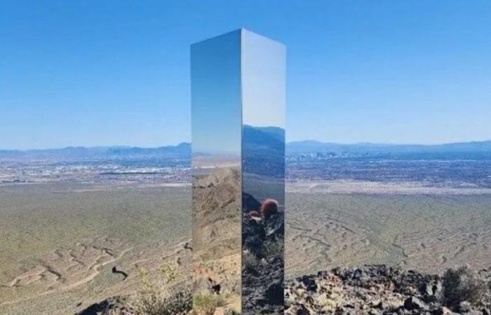 A nord di Las Vegas, un altro prisma è apparso in mezzo al nulla: .