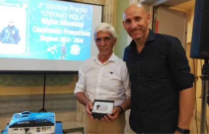 Dilettanti, Rolando Megna riceve il premio “Stefano Viola” come miglior allenatore della Promozione – .