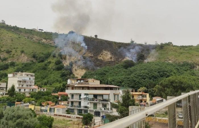 Incendio a Napoli, collina in fiamme sul collegamento Soccavo-Pianura: case in pericolo – .