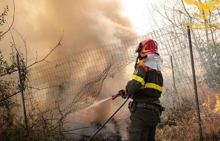 Un’altra giornata di fuoco in Sardegna: 13 incendi oggi