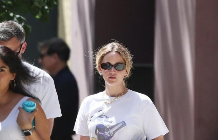 Jennifer Lawrence con i calzini del Millennial tanto odiati dalla Gen Z – .