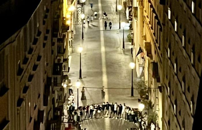 La sera prima degli esami di stato, gli studenti di Chieti cantano Venditti lungo Corso Marrucino [FOTO e VIDEO] – .
