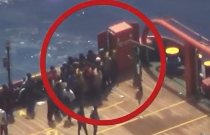 Il video delle violenze della guardia costiera libica che picchia i migranti: “L’Italia è complice”