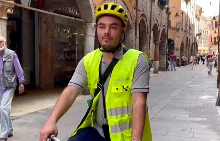 Gazmend, il postino in bicicletta: “Mi mantengo in forma e aiuto l’ambiente”