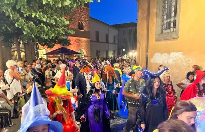 150 partecipanti e 8 gruppi mascherati, il Carnevale estivo conquista il centro storico – .