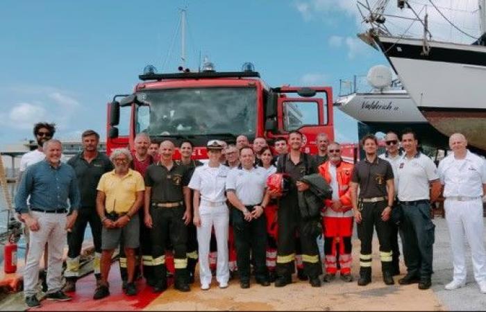 esercitazione antincendio nel porto di Viareggio organizzata dalla Guardia Costiera – .