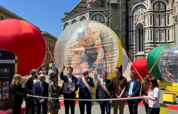 Tour de France, maxi-palloni con gli eroi del ciclismo in Piazza Duomo a Firenze – .