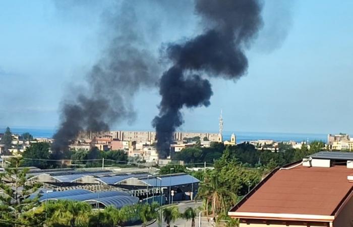 Incendio a Napoli nell’ex campo rom di Barra: ritardate le operazioni di bonifica – .