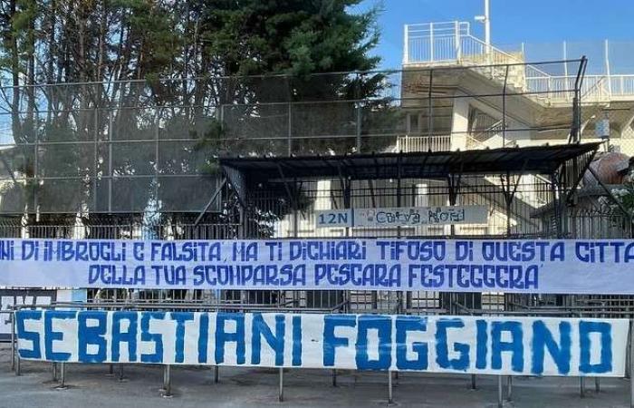 Nuova protesta dei tifosi biancoazzurri contro il presidente Sebastiani – Pescara – .