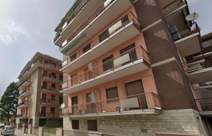 Bimbo di 18 mesi cade dal balcone di un condominio a Pavia e muore in ospedale – .