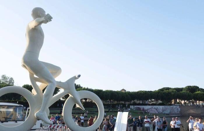 A Pantani colossus welcomes the Tour de France in Rimini – News – .