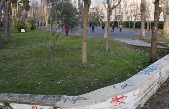 Uomo trovato in condizioni critiche al parco Palatucci vicino Roma – .