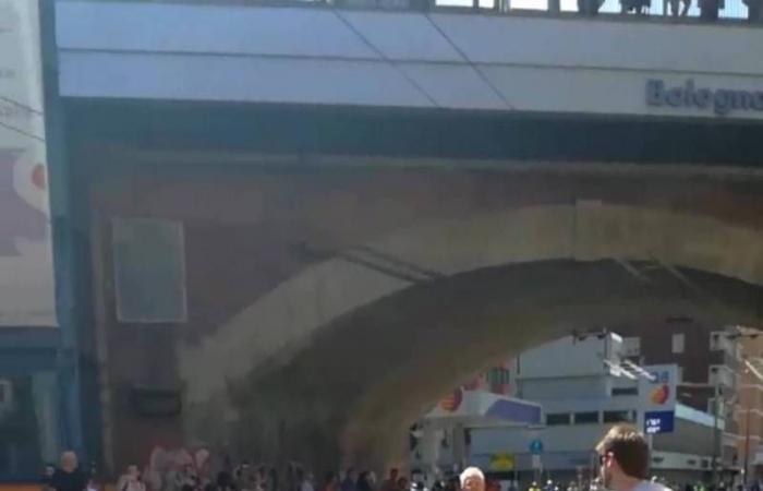 “Vernice rossa e bandiere pro-Palestina.” Strada trafficata di Bologna durante il Tour de France – .