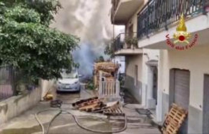 Incendio in un magazzino a Reggio Calabria, le immagini – .