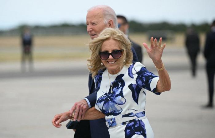 Biden e il disastro al dibattito, la difesa della moglie Jill: “Non è giovane, ma…”