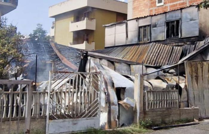 Incendio in un magazzino a Reggio Calabria, evacuate 40 famiglie: indagini – .