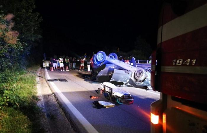 un’auto si è ribaltata sulla strada. Un 70enne di Perugia è rimasto ferito – .