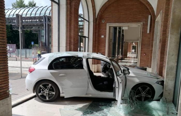 La sua auto si schianta contro il finestrino della stazione di Foligno – .