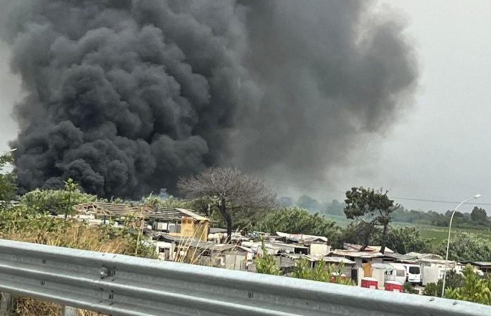 Grande incendio a Giugliano, nube di fumo nera visibile dall’autostrada – .