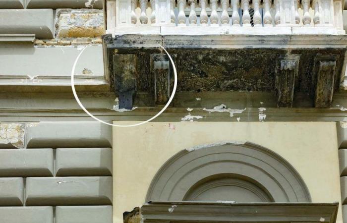 Napoli, crolla balcone ristorante sul lungomare: primi crolli due mesi fa: “Nessuno è intervenuto”