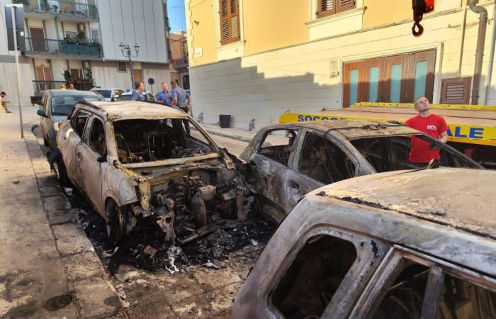 Cinque auto in fiamme nella notte nel centro di Brindisi